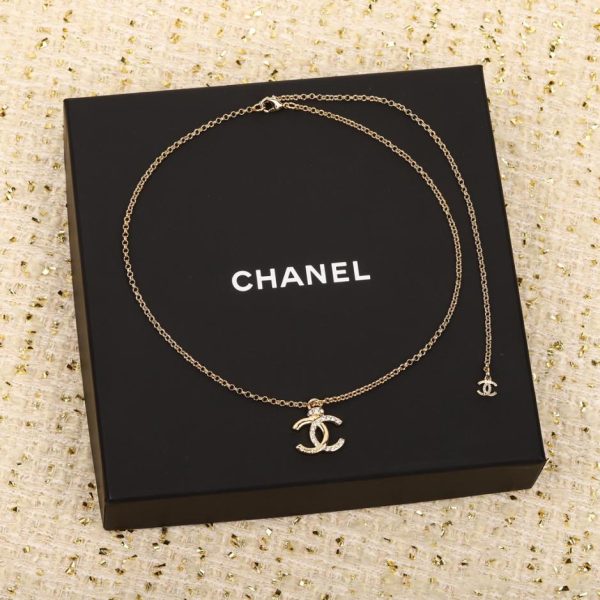 Collana Chanel con lettera doppia c e mezzo diamante