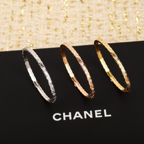 Bracciale stretto Chanel in cocco forato a rombi