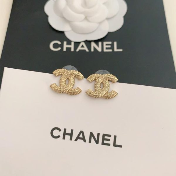 Orecchini Chanel in oro con texture a foglia