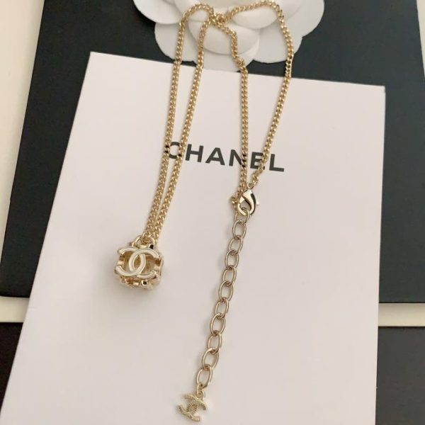 Collana Chanel con dadi vuoti