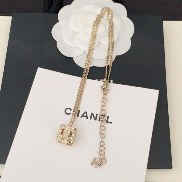 Collana Chanel con dadi quadrati pieni di diamanti cc