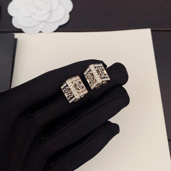 Orecchini triangolari Chanel pieni di diamanti