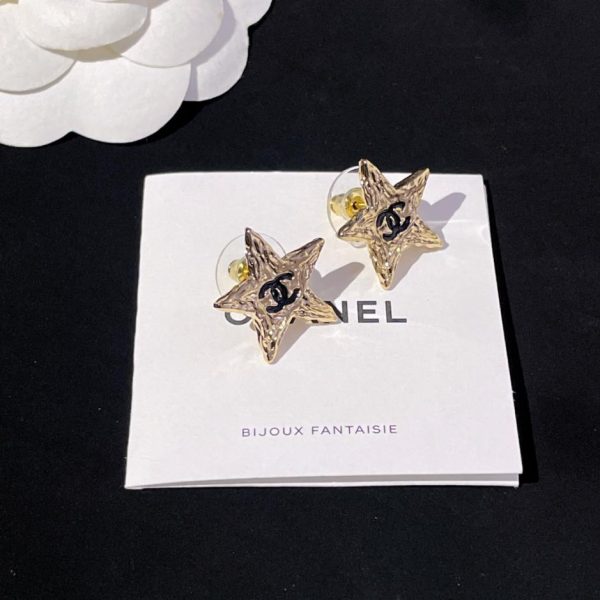 Orecchini Chanel con stella a cinque punte in oro profumato