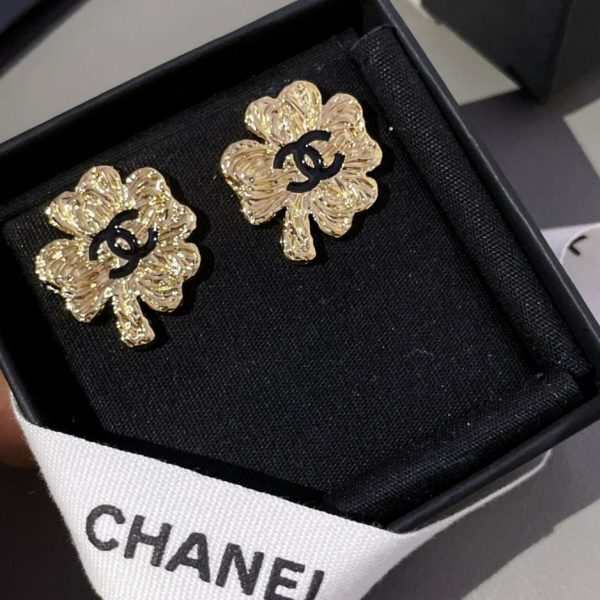 Orecchini Chanel in oro con quadrifoglio