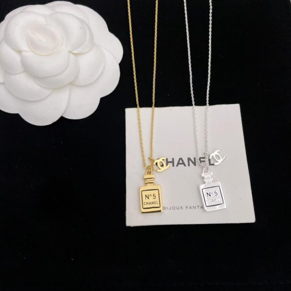 Collana Chanel con bottiglia di profumo in oro e argento