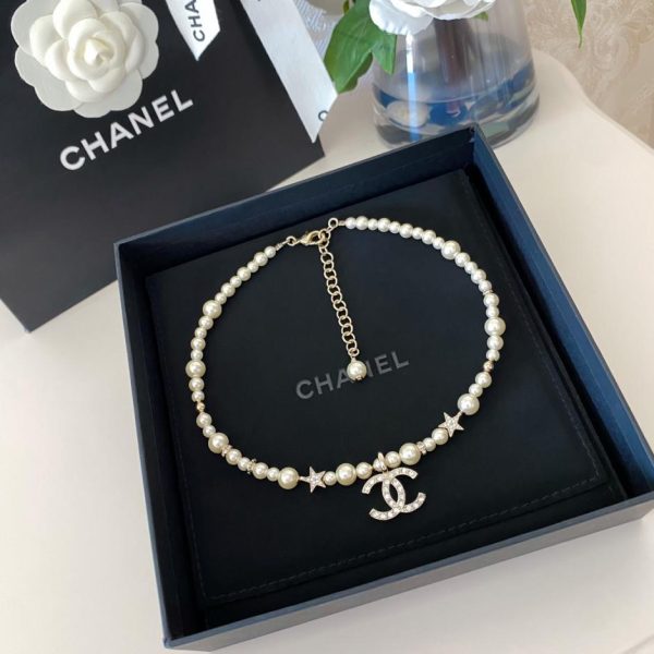 Collana di perle con doppia c stella della fragranza Chanel 23a