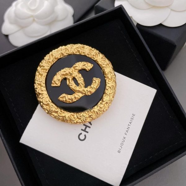 replica,repliche,fake,1:1,earrings,bracelet,ring,jewelry Spilla Chanel rotonda incisa su entrambi i lati