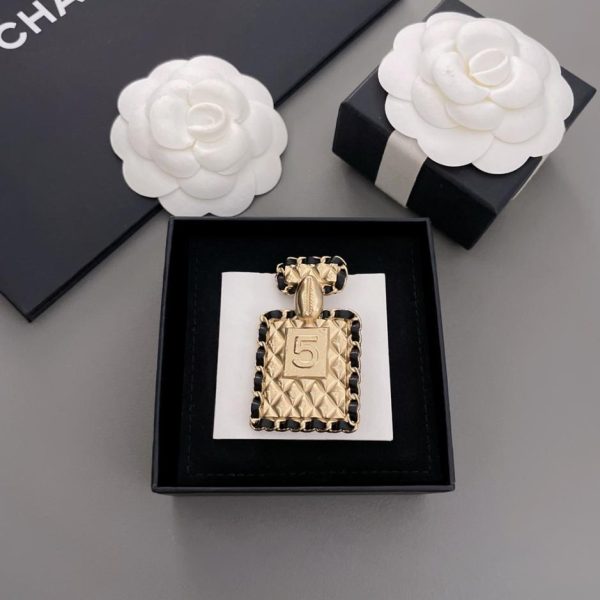 replica,repliche,fake,1:1,earrings,bracelet,ring,jewelry Spilla per bottiglia di profumo in pelle Chanel