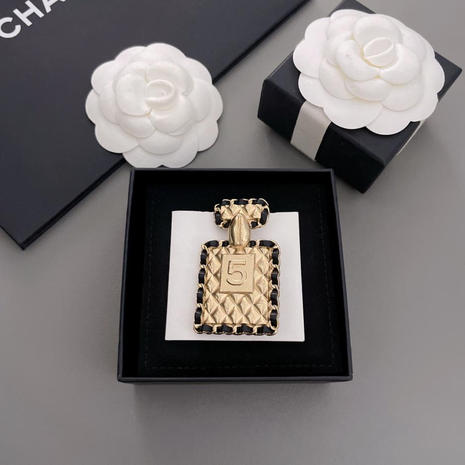 replica,repliche,fake,1:1,earrings,bracelet,ring,jewelry Spilla per bottiglia di profumo in pelle Chanel replica,repliche,fake,1:1,earrings,bracelet,ring,jewelry Spilla per bottiglia di profumo in pelle Chanel