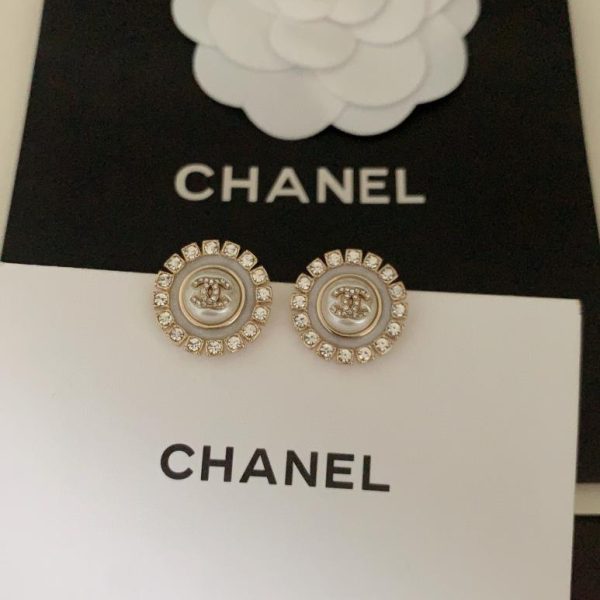 Orecchini Chanel rotondi in resina bianca
