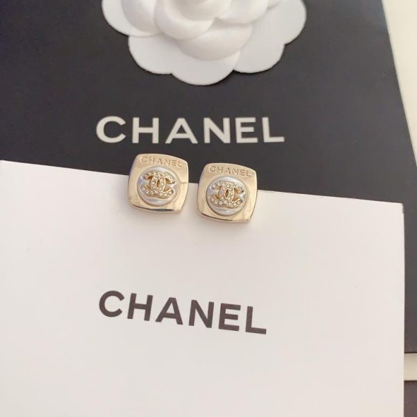 Orecchini Chanel in resina con lettere quadrate