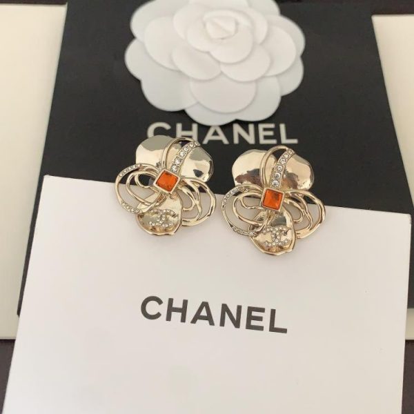 Orecchini Chanel con camelia