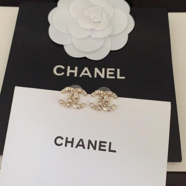 Orecchini a bottone Chanel grandi e piccoli con diamanti cc