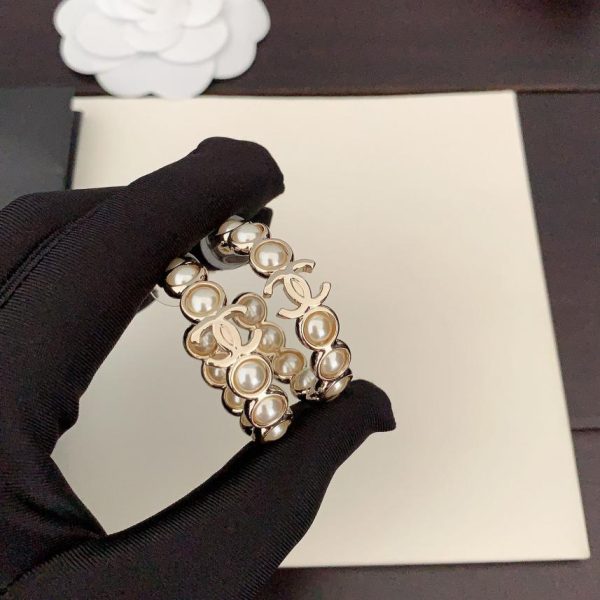 Ganci per orecchie rotondi con perle Chanel