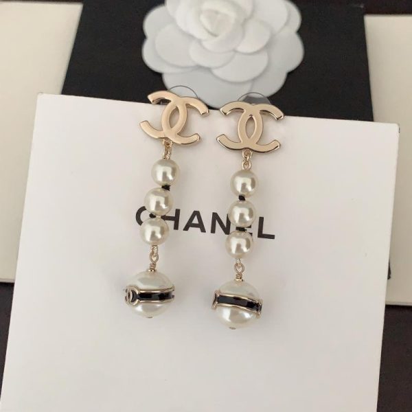 Orecchini lunghi di perle Chanel