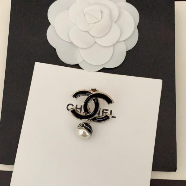 replica,repliche,fake,1:1,earrings,bracelet,ring,jewelry Spilla Chanel cc nera