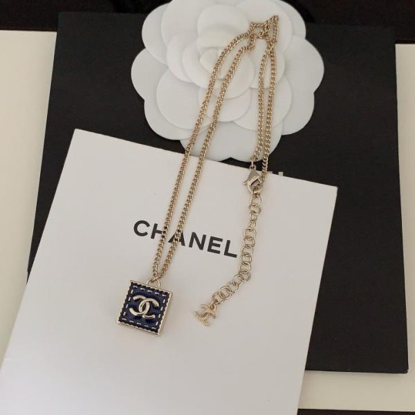 replica,repliche,fake,1:1,earrings,bracelet,ring,jewelry Collana quadrata Chanel blu denim e nera
