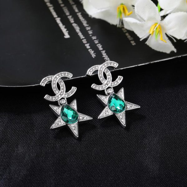 Orecchini doppia c Chanel con 23 diamanti colorati