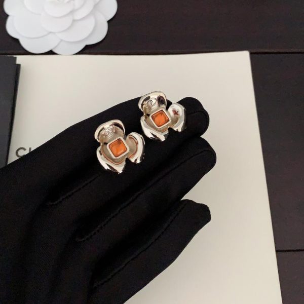 Orecchini petali di Chanel