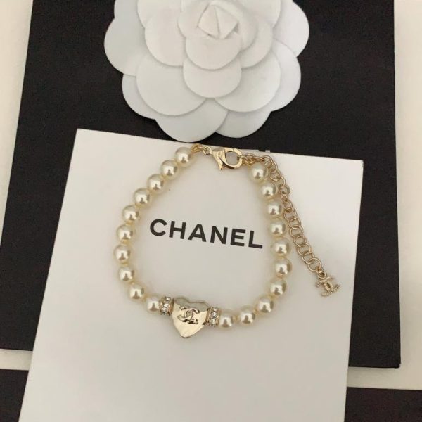 Bracciale Chanel con perle lucide a cuore piccolo