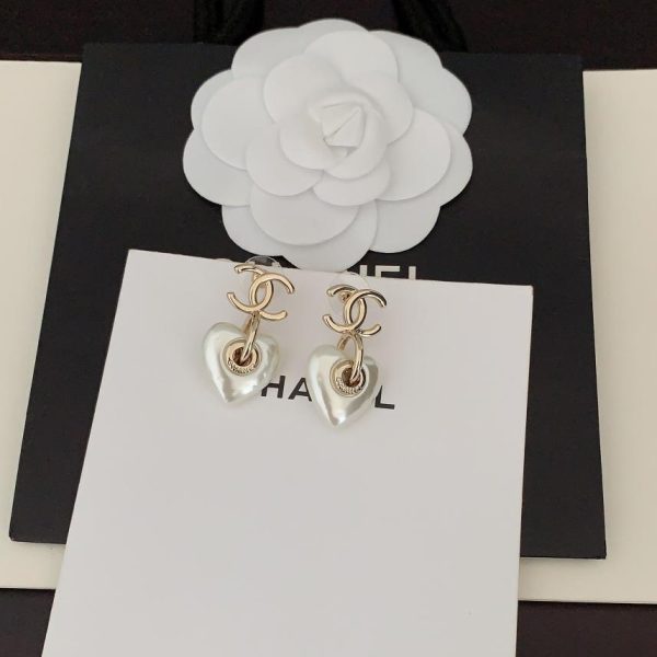 Orecchini Chanel Love con perle bianche