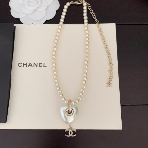 Collana d'amore Chanel con perle bianche