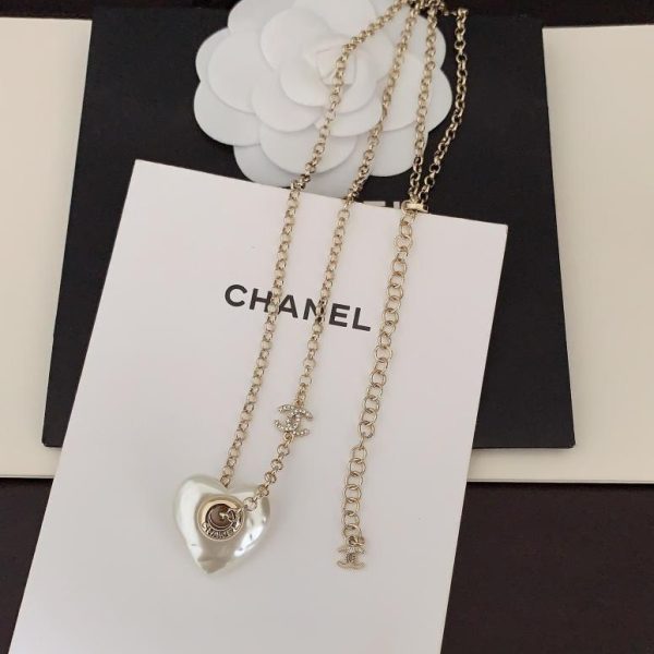 Collana d'amore Chanel con perle bianche