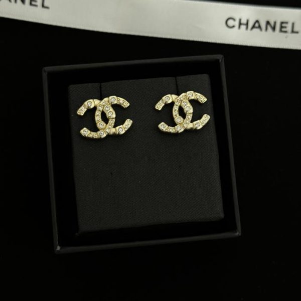 Orecchini a bottone Chanel con diamanti rotondi irregolari cc