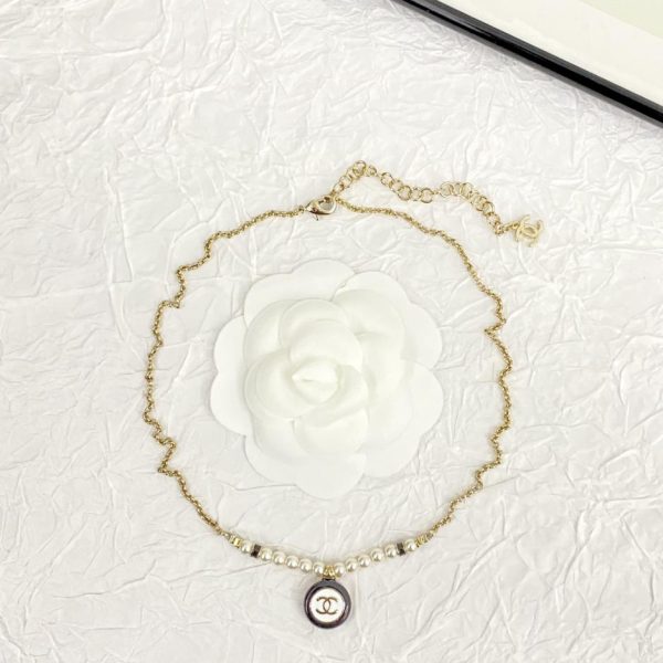 Collana Chanel con perle a goccia tonda bianca e nera
