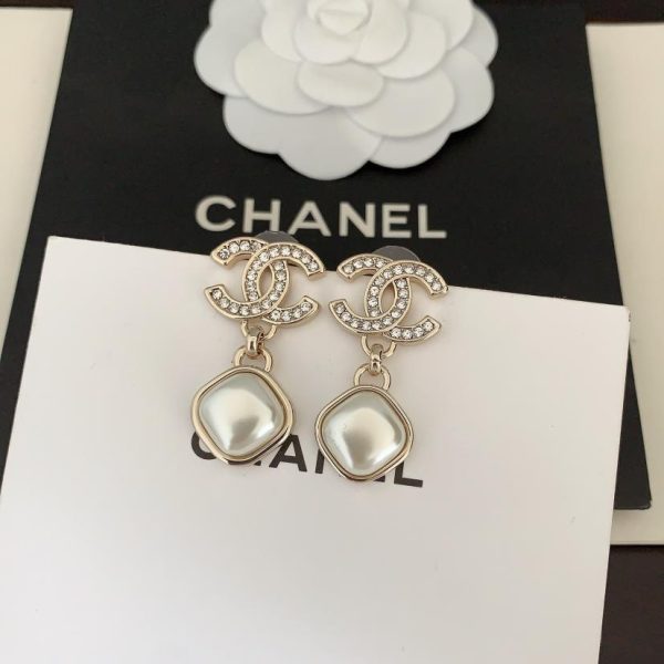 Orecchini Chanel con perle bianche quadrate