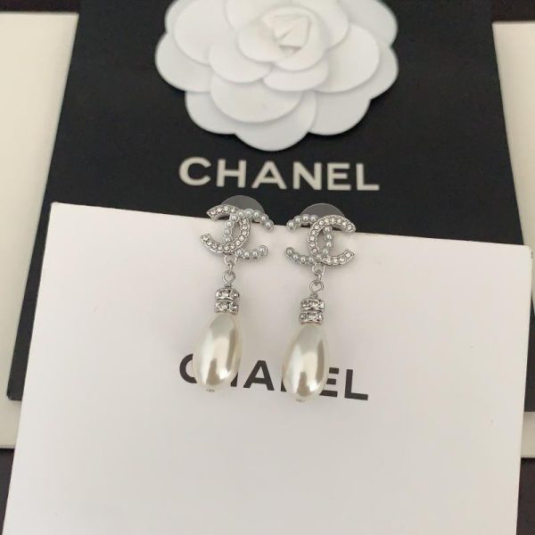 Orecchini Chanel con perle a goccia in oro bianco