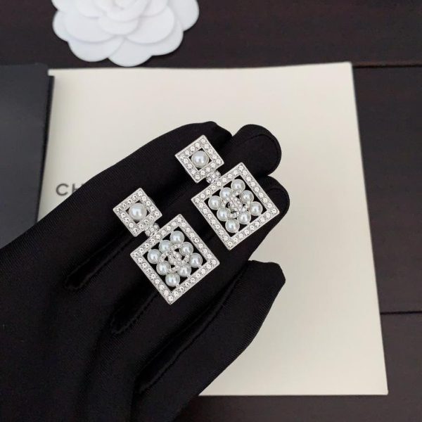 Orecchini bottiglia di profumo Chanel in oro bianco pesante con diamanti e perle