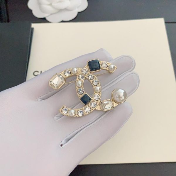 replica,repliche,fake,1:1,earrings,bracelet,ring,jewelry Spilla Chanel con perle bianche e nere