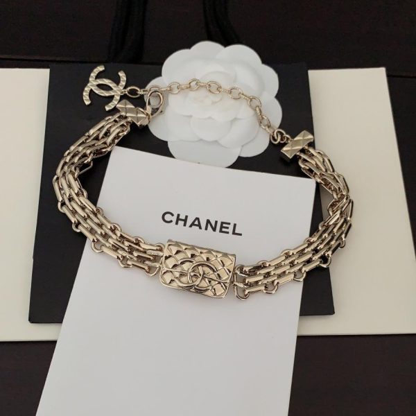 Collana larga in metallo con borsa Chanel