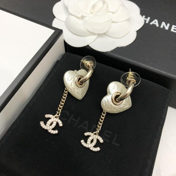 Orecchini Chanel in resina a forma di cuore