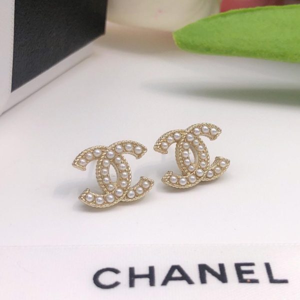 Orecchini Chanel con perline di riso in oro chiaro con doppia C e diamanti e piccoli orecchini in argento 925