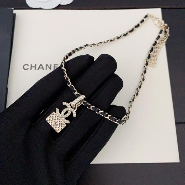 Collana Chanel in pelle nera
