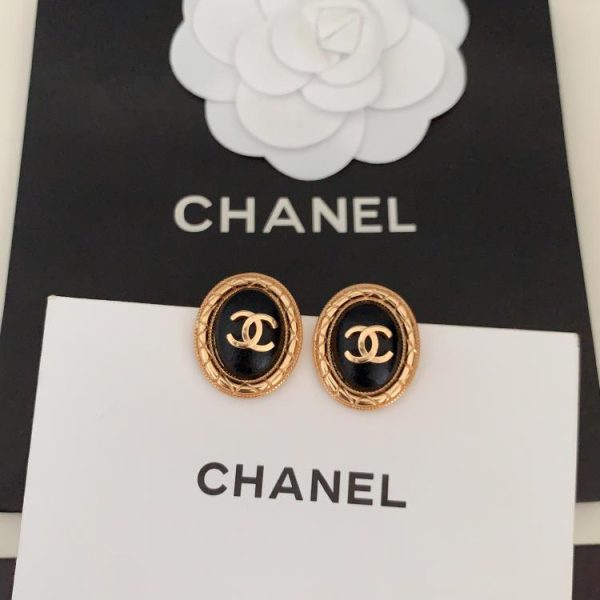 Orecchini a bottone ovali Chanel in pelle nera