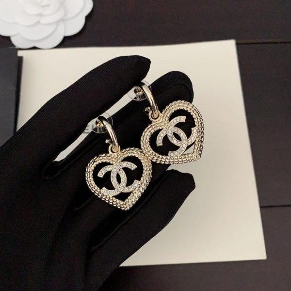 Ganci per le orecchie vuoti dell'amore di Chanel