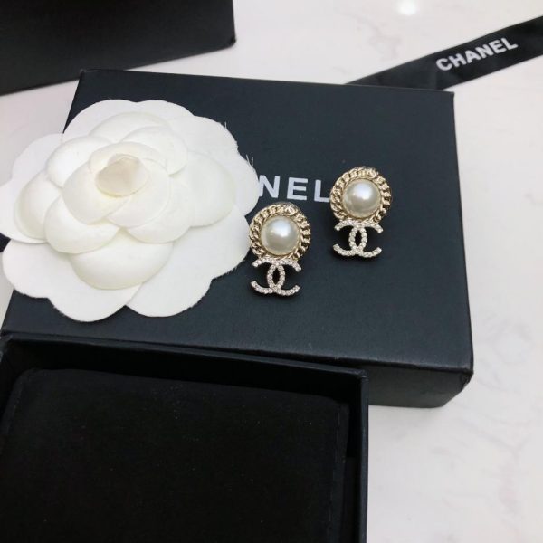 Orecchini di perle con logo Chanel