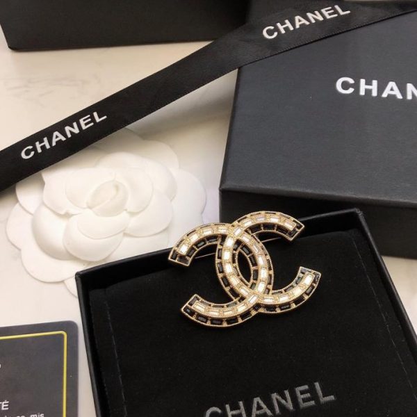 replica,repliche,fake,1:1,earrings,bracelet,ring,jewelry Spilla con monogramma Chanel