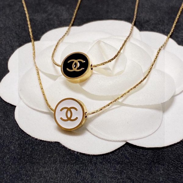 Collana sottile Chanel a doppia faccia in acciaio inossidabile che preserva il colore in bianco e nero