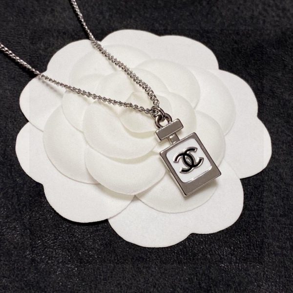 Collana con bottiglia di profumo Chanel Double C