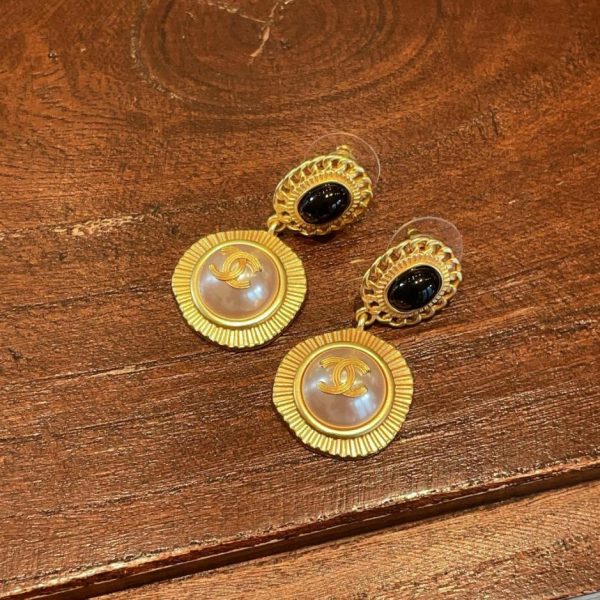Orecchini Chanel con perla doppia C