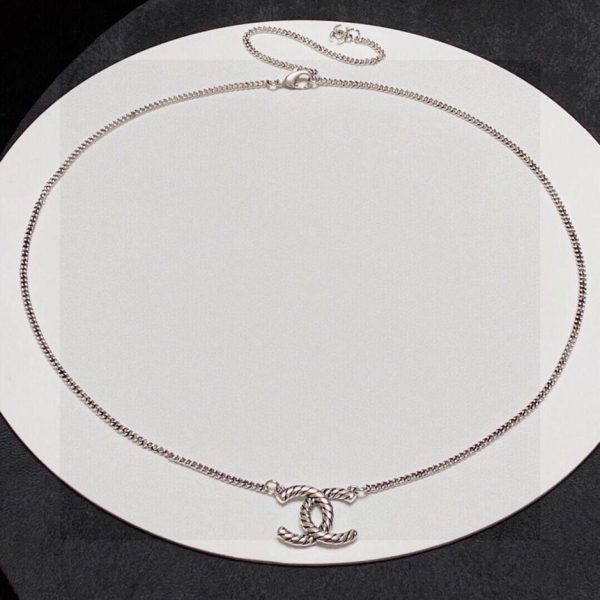 Collana Chanel in argento vintage con doppia lettera C