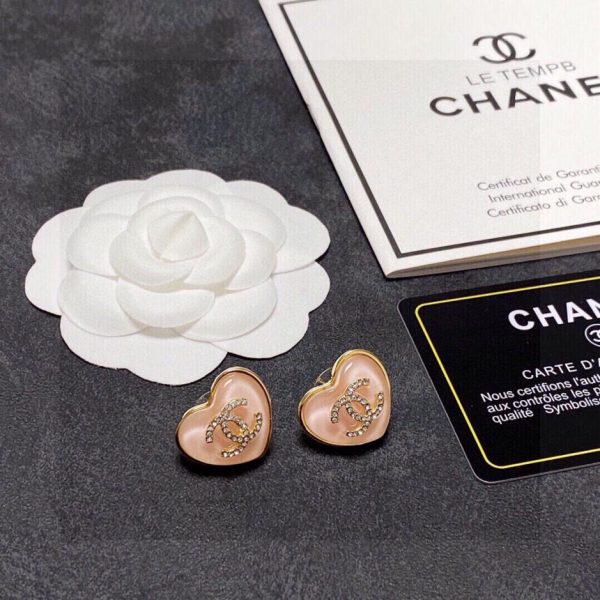 Orecchini a bottone Chanel con doppia C a cuore rosa