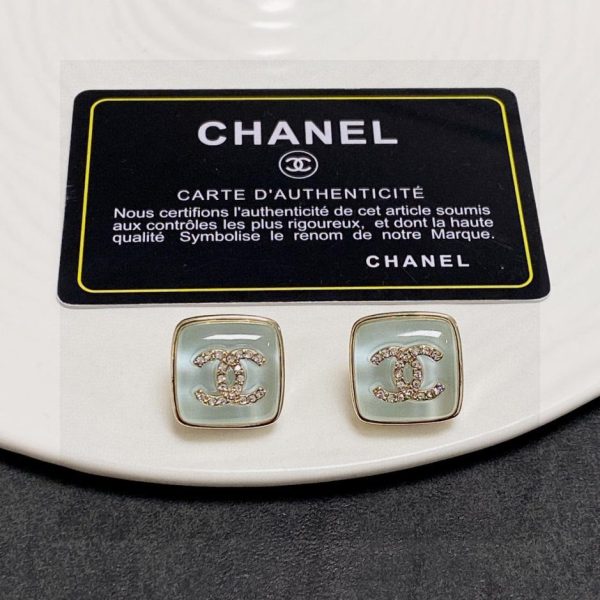 Orecchini a bottone Chanel con doppia lettera C e diamanti azzurri