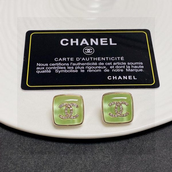 Orecchini a bottone Chanel con doppia lettera C e diamanti verde chiaro