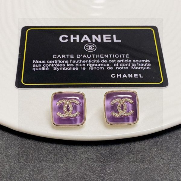 Orecchini a bottone viola con diamanti viola Chanel doppia lettera C