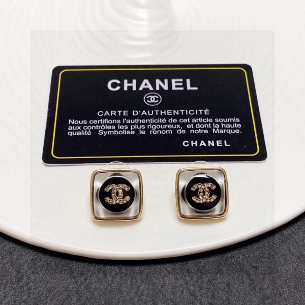 Orecchini da passerella stile Chanel doppia C